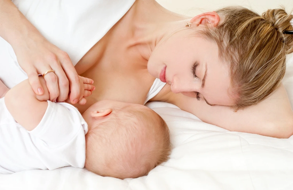 Как правильно прикладывать новорожденного к груди