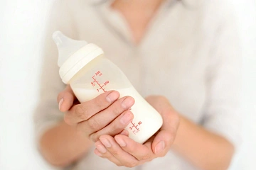 Как сцеживать грудное молоко руками: пошаговое руководство для мам